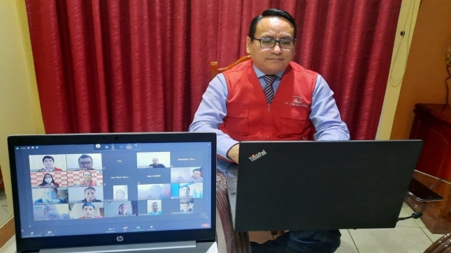 Imagen JPG de colaborador de la Contraloría en los interiores de una oficina, sentado y participando de la Audiencia Pública Virtual “La Contraloría te escucha” en Chota.