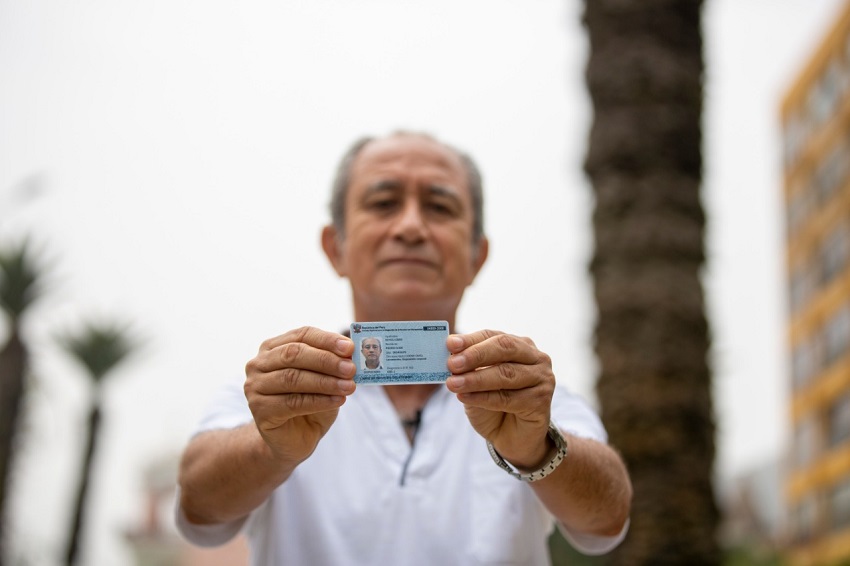Persona con discapacidad(Hombre) muestra su carnet del Registro Nacional del Consejo Nacional para la Integración de la Persona con Discapacidad.