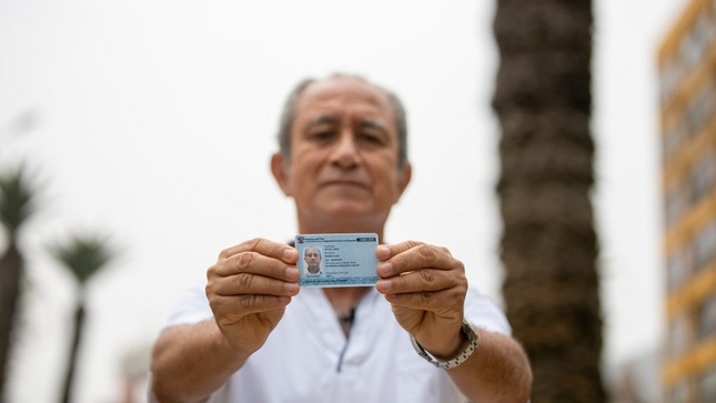 Persona con discapacidad(Hombre) muestra su carnet del Registro Nacional del Consejo Nacional para la Integración de la Persona con Discapacidad. 