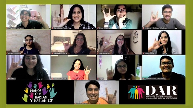 Grupo de personas sordas hablando en señas