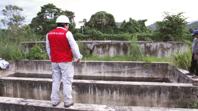 Imagen JPG de colaborador de la Contraloría supervisando obra en Ayacucho.