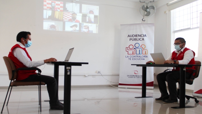 Imagen JPG de colaborador de la Contraloría en los interiores de una oficina, sentado y participando de la Audiencia Pública Virtual “La Contraloría te escucha” en Moquegua.