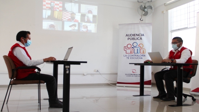 Imagen JPG de colaborador de la Contraloría en los interiores de una oficina, sentado y participando de la Audiencia Pública Virtual “La Contraloría te escucha” en Moquegua.