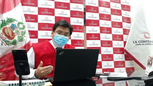 Imagen JPG de colaborador de la Contraloría en los interiores de una oficina, sentado y participando de la Audiencia Pública Virtual “La Contraloría te escucha” en Pasco.