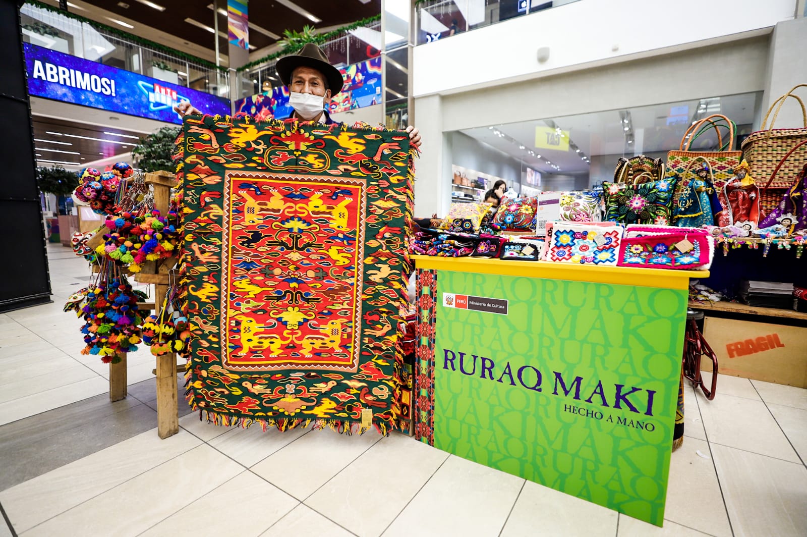 Ministerio de Cultura: Artistas tradicionales de Ruraq Maki son capacitados por Indecopi para gestionar marcas colectivas