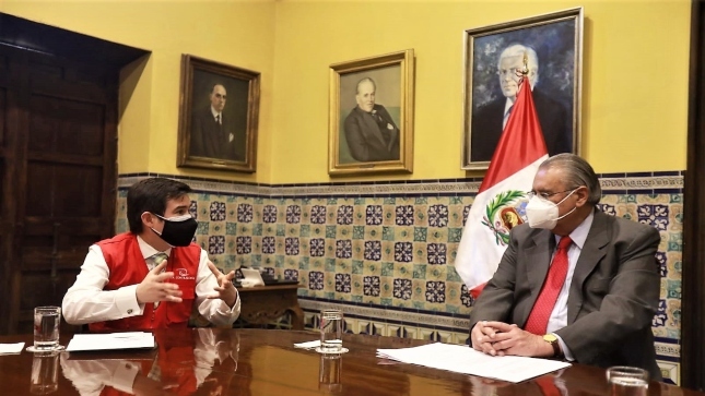 Imagen JPG de colaborador de la Contraloría y otra persona conversando dentro de una oficina de la Contraloría en el marco de la investigación sobre cumplimiento de funciones del Estado en supervisión de ensayos clínicos de SINOPHARM.