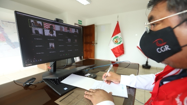 Imagen JPG de colaborador de la Contraloría en los interiores de una oficina, sentado y participando de la Audiencia Pública Virtual “La Contraloría te escucha” en La Libertad - Ascope.