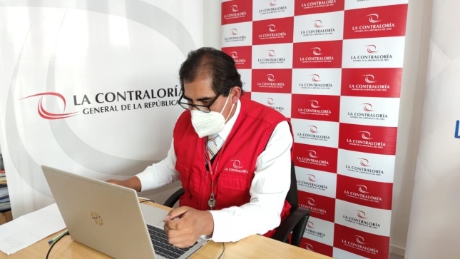 Imagen JPG de colaborador de la Contraloría en los interiores de una oficina, sentado y participando del curso virtual “El control social en tus manos” Cusco.