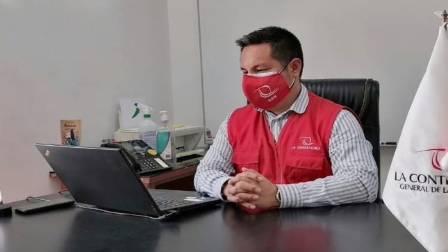 Imagen JPG de colaborador de la Contraloría en los interiores de una oficina, sentado y participando de la Audiencia Pública Virtual “La Contraloría te escucha” Ica.