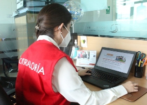Imagen JPG de colaborador de la Contraloría en los interiores de una oficina, sentado y participando del curso virtual “El control social en tus manos” Celendín.