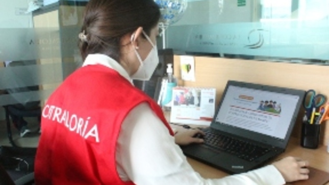 Imagen JPG de colaborador de la Contraloría en los interiores de una oficina, sentado y participando del curso virtual “El control social en tus manos” Celendín. 