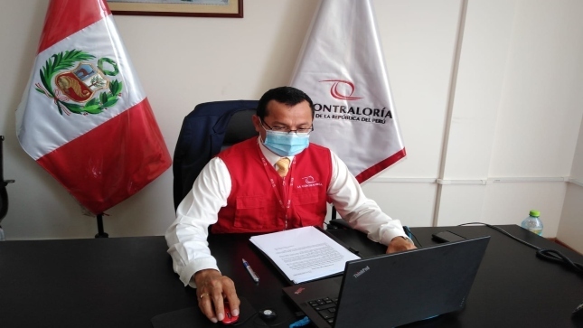Imagen JPG de colaborador de la Contraloría en los interiores de una oficina, sentado y participando de la Audiencia Pública Virtual “La Contraloría te escucha” en Áncash.
