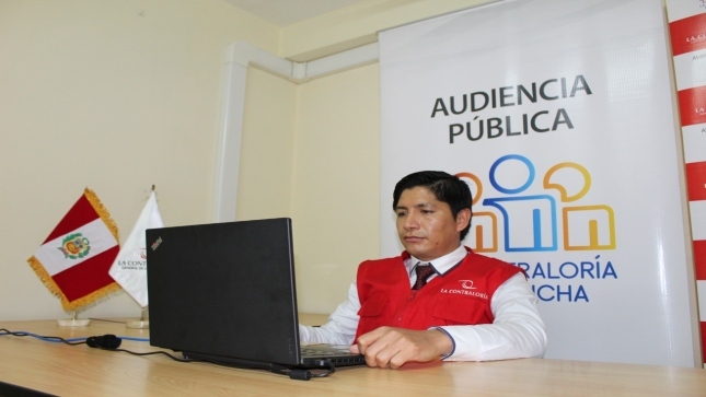 Imagen JPG de colaborador de la Contraloría en los interiores de una oficina, sentado y participando de la Audiencia Pública Virtual “La Contraloría te escucha” en Huancavelica.