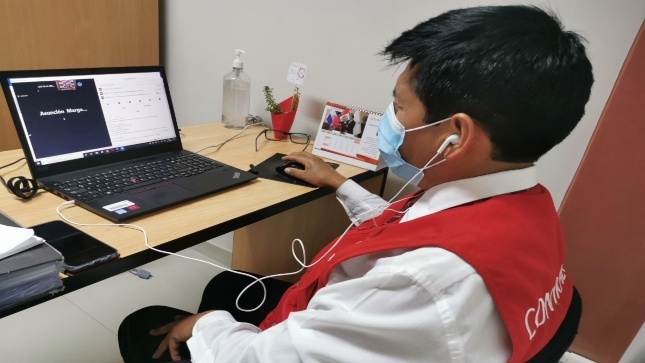 Imagen JPG de colaborador de la Contraloría en los interiores de una oficina, sentado y participando de la Audiencia Pública Virtual “La Contraloría te escucha” en Cangallo y La Mar - Ayacucho.