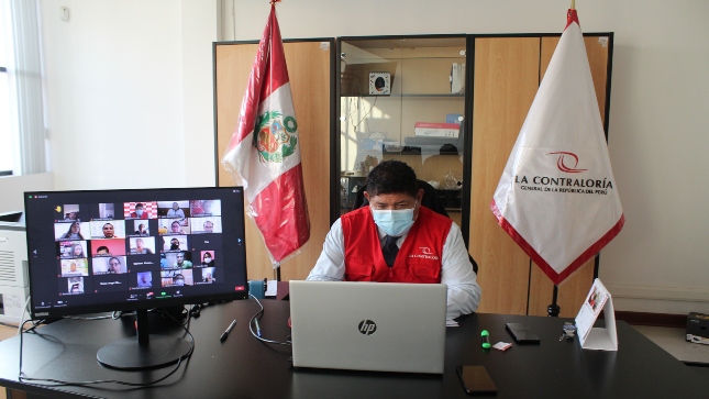 Imagen JPG de colaborador de la Contraloría en los interiores de una oficina, sentado y participando de la Audiencia Pública Virtual “La Contraloría te escucha” en Lima Provincias.