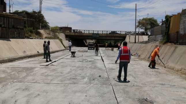 Imagen JPG de colaboradores de la Contraloría supervisando losas de concreto en el Canal Vía en Piura.