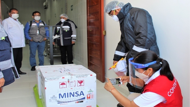 Imagen JPG de colaboradores de la Contraloría supervisando vacunas contra Covid-19 en Tacna.