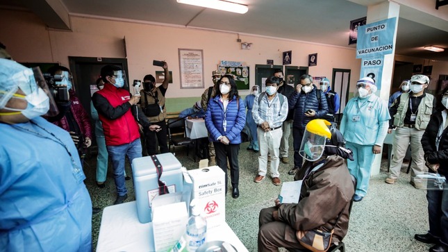 Premier Violeta Bermúdez supervisa proceso de vacunación al personal de salud del Hospital Regional de Cusco.