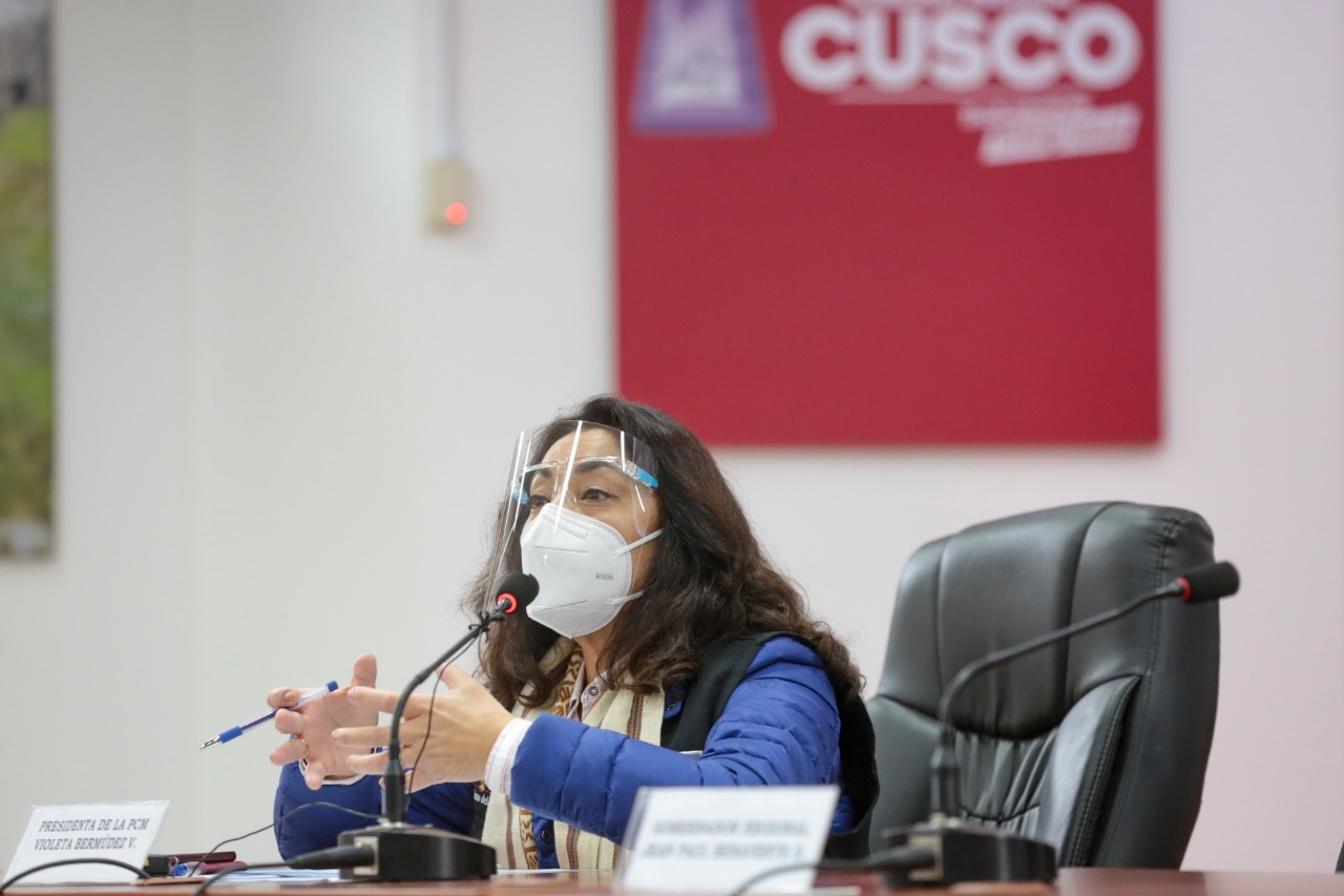 Premier Violeta Bermúdez brinda declaraciones a la prensa cusqueña.