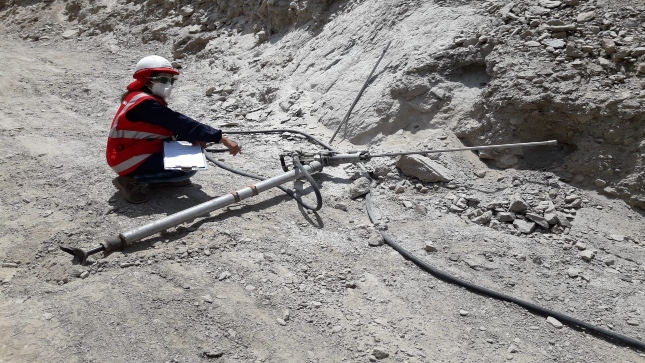 Imagen JPG de colaborador de la Contraloría supervisando vías vecinales en Chincha, Ica.