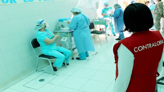 Imagen JPG de colaboradora de la Contraloría supervisando vacunación contra la COVID-19 en Ilo, Moquegua.