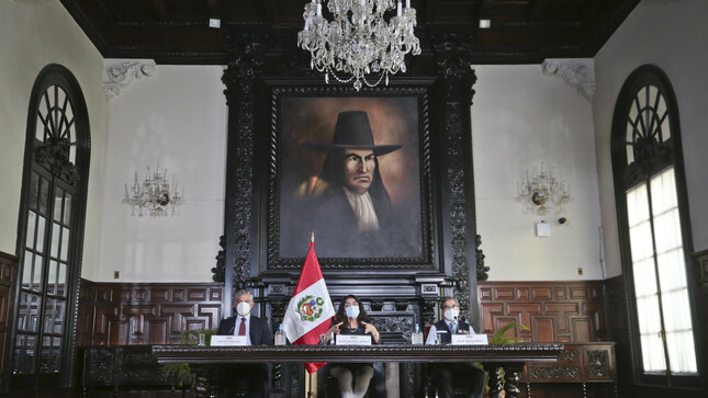 Presidenta del Consejo de Ministros, Violeta Bermúdez, acompañada del ministro de Salud, Oscar Ugarte, y del ministro del Interior, José Elice. 