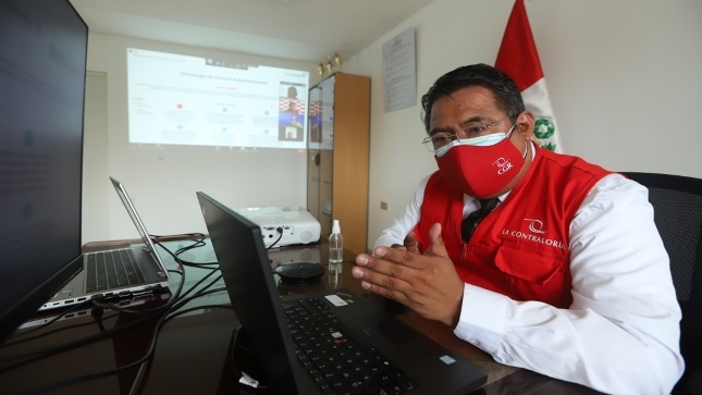 Imagen JPG de colaborador de la Contraloría en los interiores de una oficina, sentado y participando de la Audiencia Pública Virtual “La Contraloría te escucha” en La Liberta.
