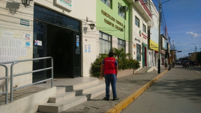 Imagen JPG de colaborador de la Contraloría en los exteriores de la Municipalidad Provincial de Morropón-Chulucanas, Piura.