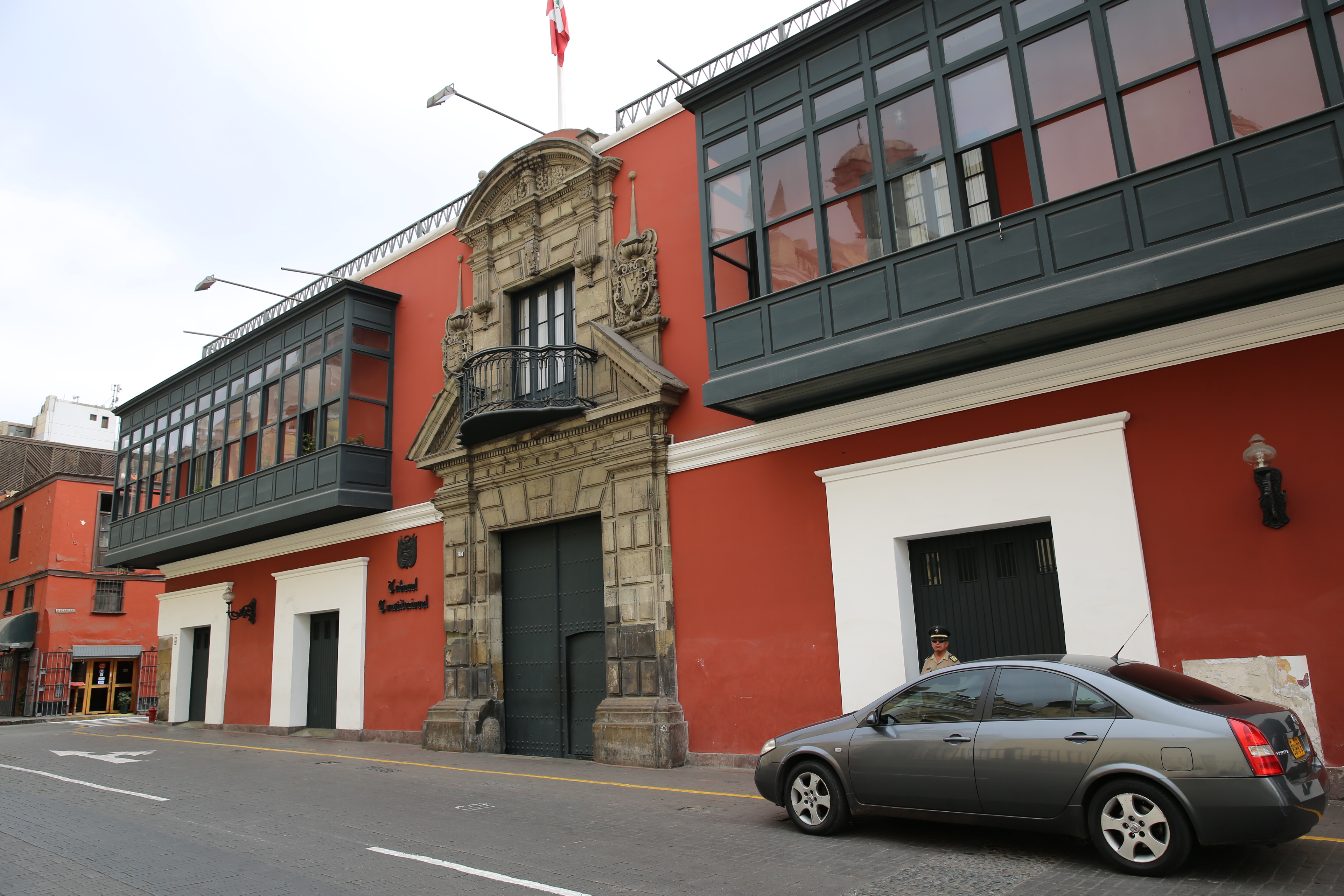 Foto panorámica de la fachada del tribunal Constitucional.