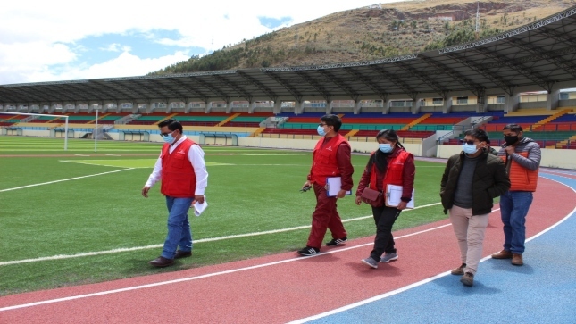 Imagen JPG de varios colaboradores de la Contraloría supervisando Obra del estadio deportivo de Huancavelica.