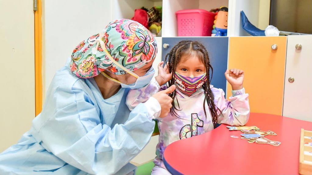 Diecinueve niños con sordera escuchan por primera vez durante la pandemia en el INSN San Borja