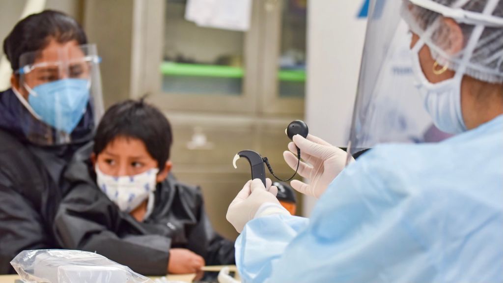 Diecinueve niños con sordera escuchan por primera vez durante la pandemia en el INSN San Borja