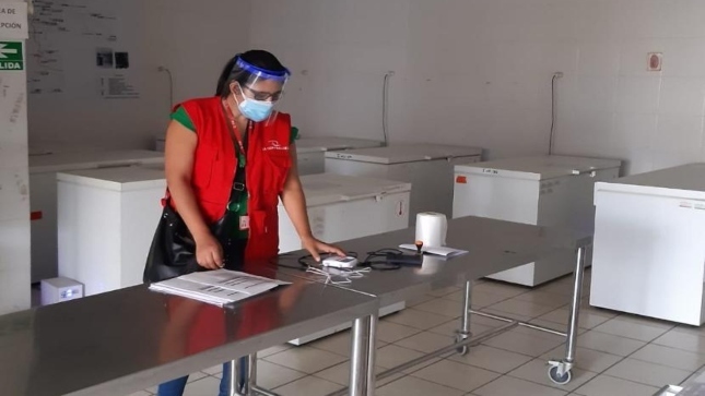 Imagen JPG de colaborador de la Contraloría supervisando recepción y almacenamiento de vacunas Covid-19 en Ica.
