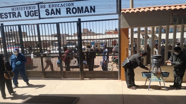 Imagen JPG de la puerta de ingreso de la UGEL San Román en Puno.