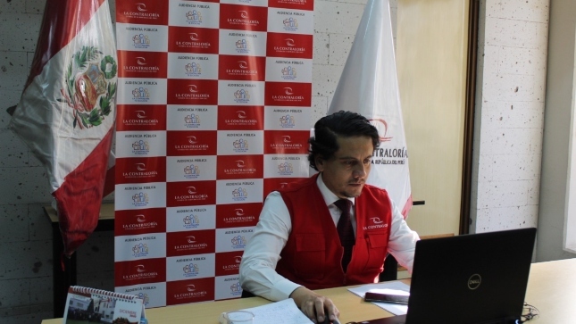 Imagen JPG de colaborador de la Contraloría en los interiores de una oficina, sentado y participando de la Audiencia Pública Virtual “La Contraloría te escucha” en Arequipa.