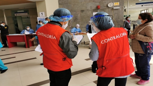 Imagen JPG de colaboradores de la Contraloría supervisando vacunación contra la COVID-19 en hospital de Ayacucho.