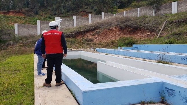 Imagen JPG de colaboradores de la Contraloría supervisando proyecto de saneamiento en Apurímac.