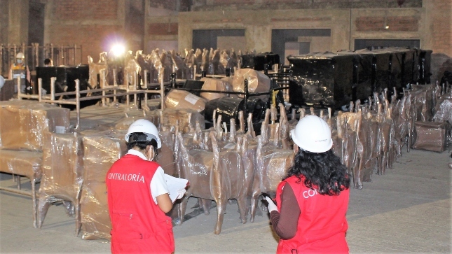 Imagen JPG de colaboradores de la Contraloría supervisando equipamiento médico en Tacna.