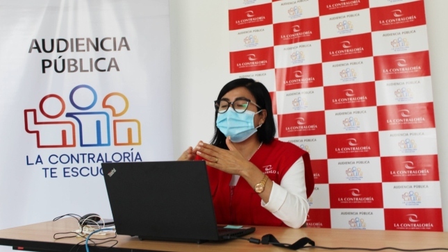 Imagen JPG de colaboradora de la Contraloría en los interiores de una oficina, sentada y participando de la Audiencia Pública Virtual “La Contraloría te escucha” en Moquegua.
