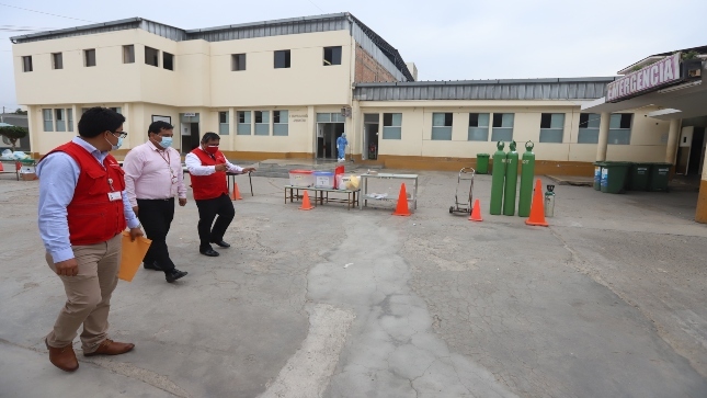 Imagen JPG de colaboradores de la Contraloría supervisando Hospital Regional Docente de Trujillo.