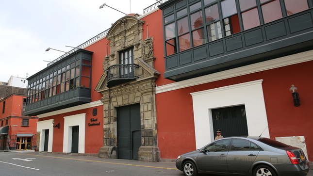 Foto panorámica de la fachada del tribunal Constitucional.