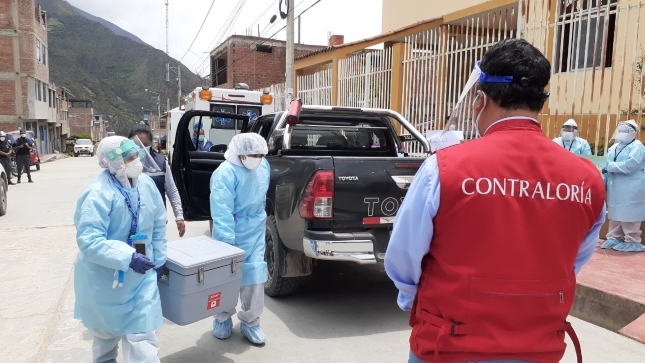 Imagen JPG de colaborador de la Contraloría supervisando almacenamiento de vacunas en Diresa Pasco.
