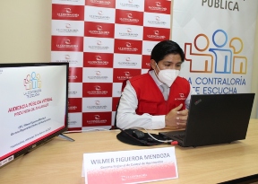 Imagen JPG de colaborador de la Contraloría en los interiores de una oficina, sentado y participando de la Audiencia Pública Virtual “La Contraloría te escucha” Huancavelica.