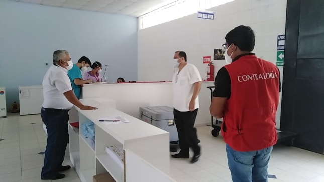 Imagen JPG de colaborador de la Contraloría supervisando padrón de vacunación en Piura.