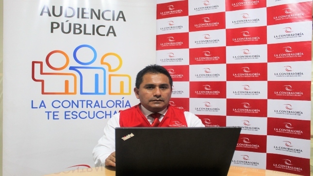 Imagen JPG de colaborador de la Contraloría en los interiores de una oficina, sentado y participando de la Audiencia Pública Virtual “La Contraloría te escucha” en Tumbes.