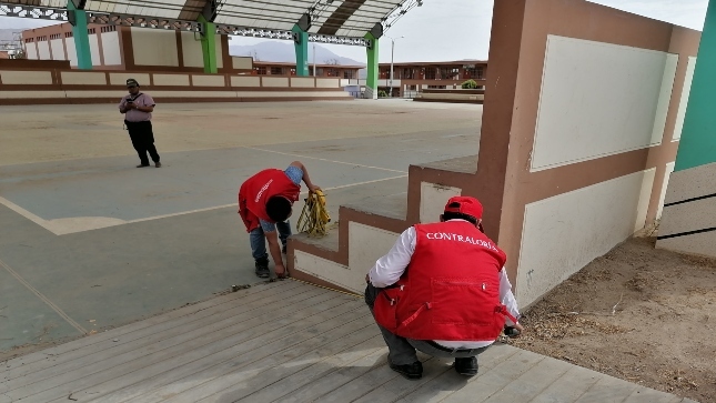 Imagen JPG de colaboradores de la Contraloría supervisando obras del Colegio Santo Domingo en Áncash.