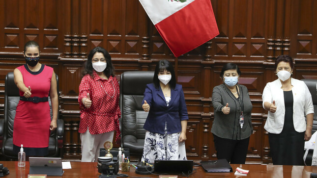 La presidenta del Consejo de Ministros, Violeta Bermúdez, rindió homenaje a todas las mujeres peruanas.