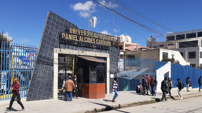 Imagen JPG de parte de la fachada y entrada de la Universidad Nacional Daniel Alcides Carrión (UNDAC) en Pasco.