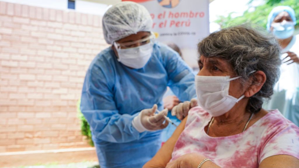 Minsa: Adultos mayores del albergue San Vicente de Paúl reciben primera dosis de vacuna contra la COVID-19