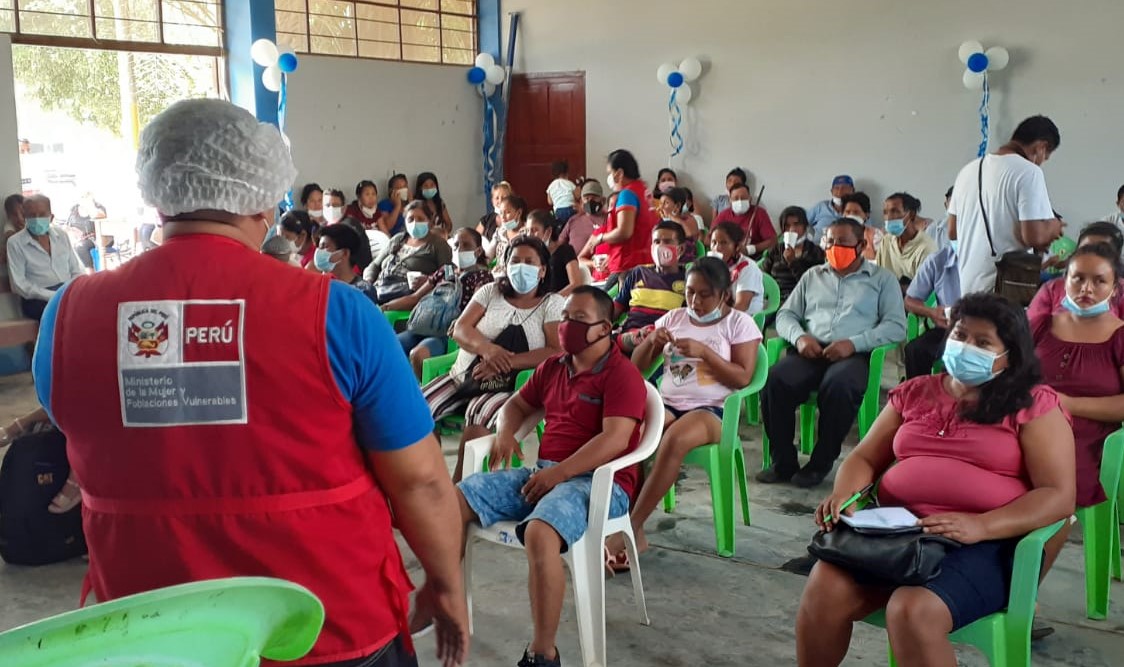 Un hombre dando una charla de capacitación a un grupo de personas